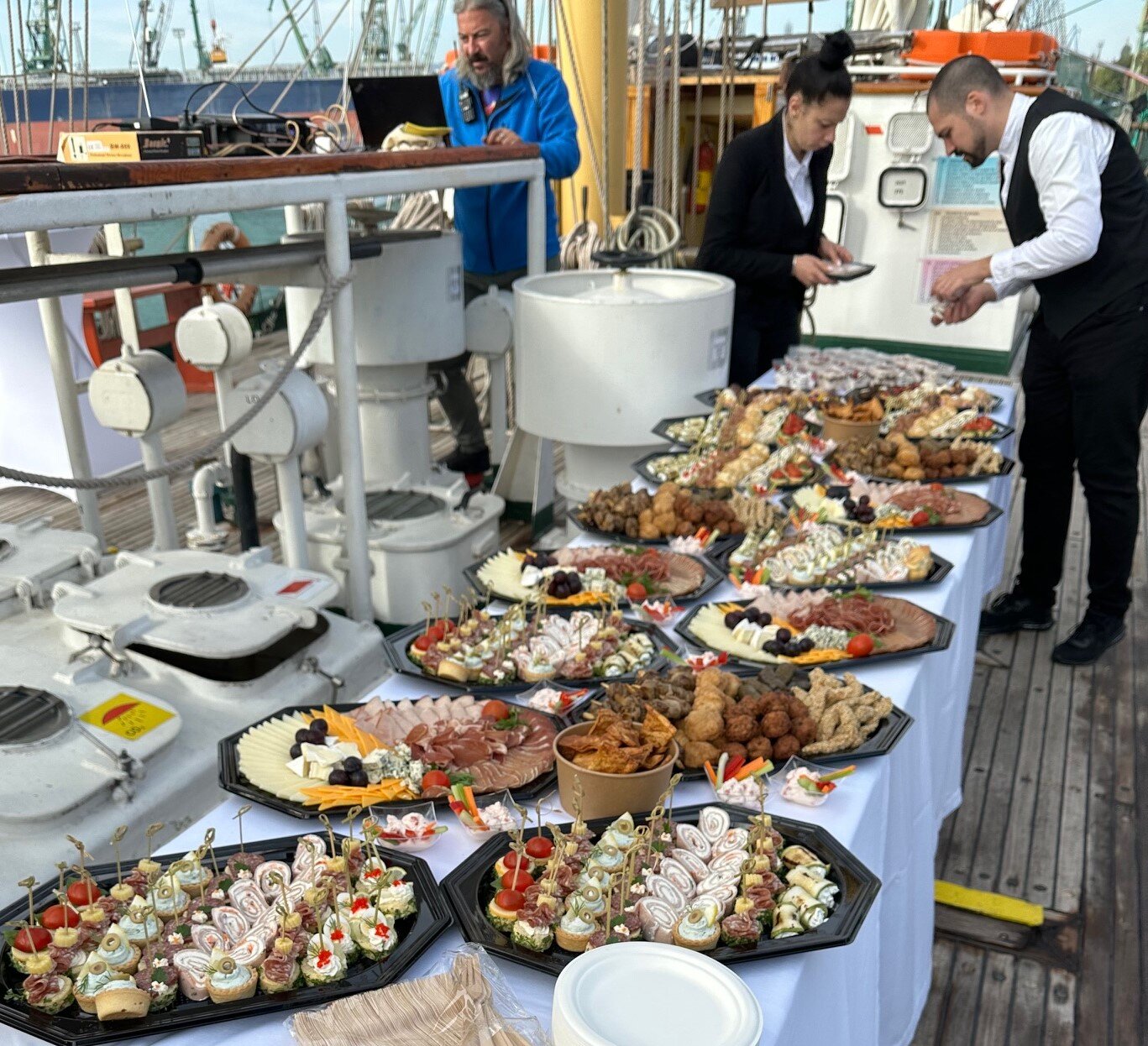 Кетъринг на кораб обслужване