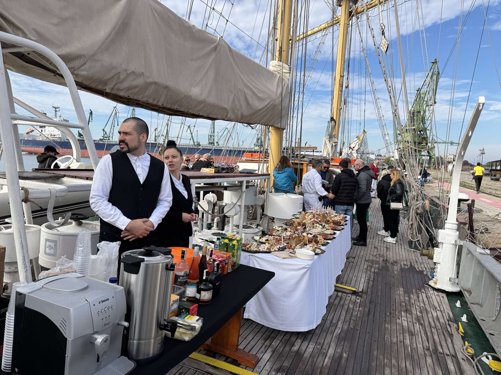 Кетъринг на кораб сервитьори 2