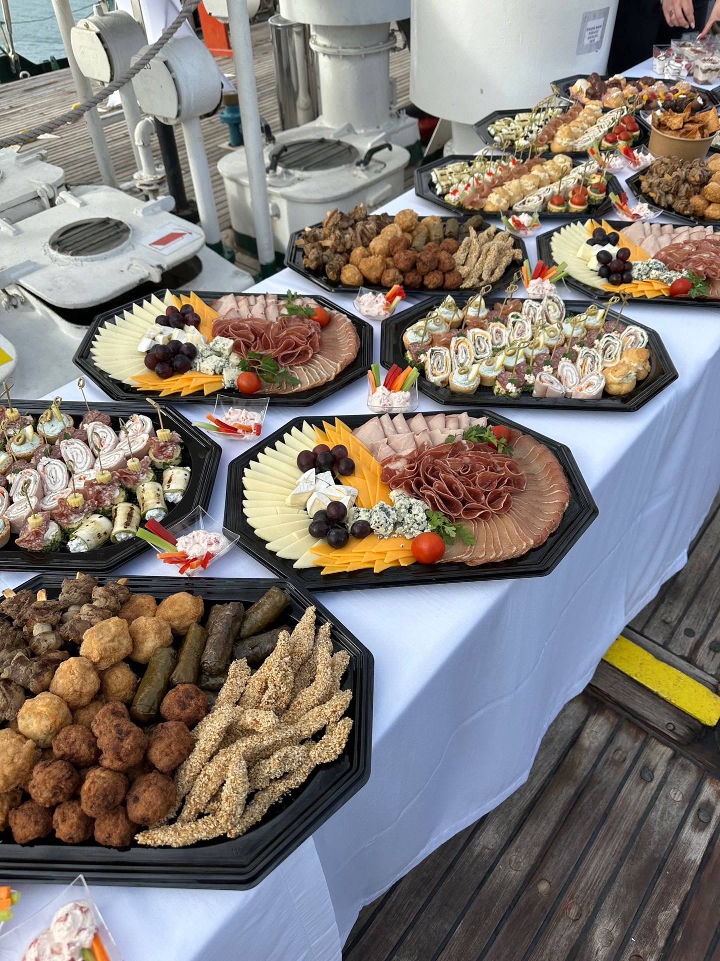 Кетъринг на кораб платá